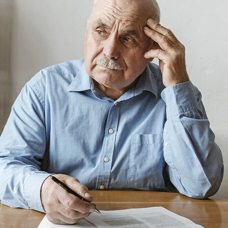 Pensionato firma per devolvere il 5x100 della dichiarazione dei redditi alla fondazione Gigi Ghirotti di Genova.
