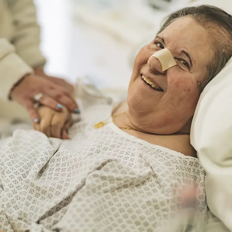 La immagine illustra il concetto 'restare accanto a chi soffre'. Nella foto una ospite dell' hospice Gigi Ghirotti.