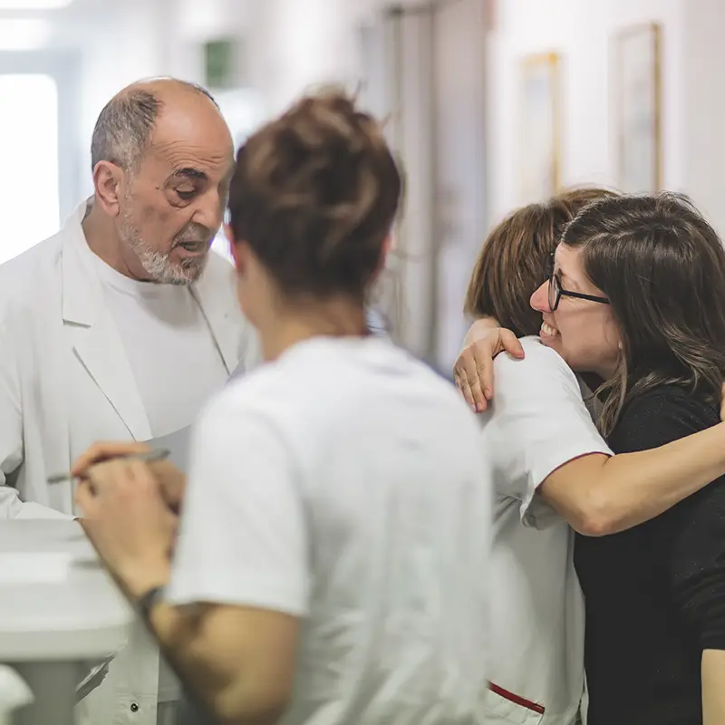 Pazienti, assistenti, volontari e medici insieme.