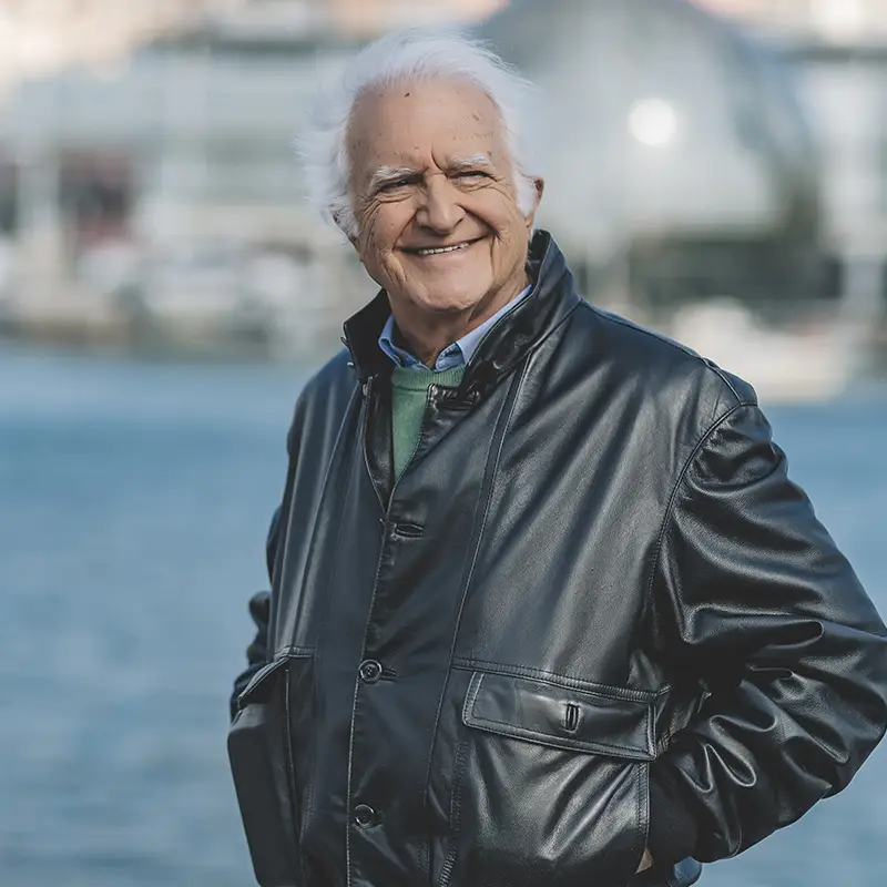 Francesco, volontario della fondazione, sullo sfondo il porto di Genova.