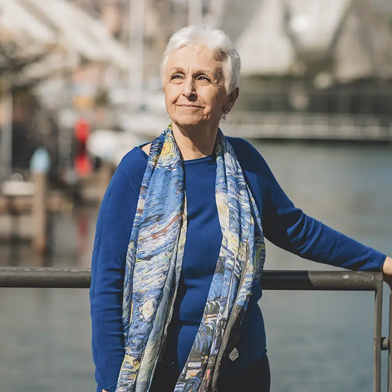 Patrizia, volontaria della fondazione, sullo sfondo il porto di Genova.