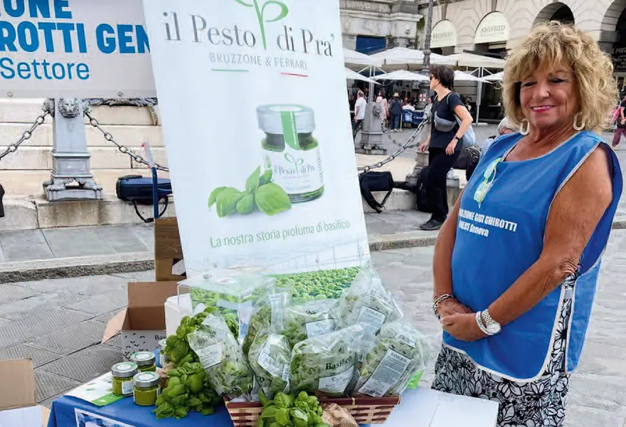 Una volontaria della fondazione Gigi Ghirotti in un mercatino di Genova per la raccolta fondi