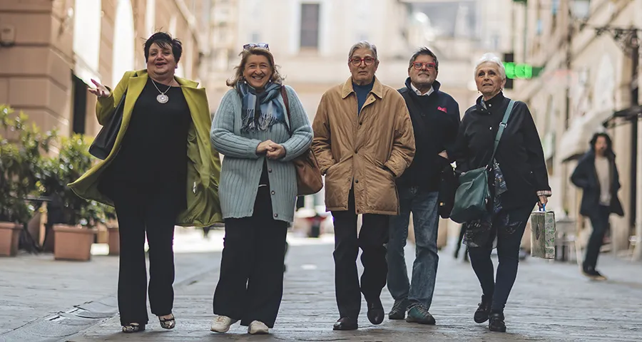 Il fondatore della fondazione, prof. Enriquet, insieme a sua moglie ed alcuni collaboratori, a passeggio per le vie del centro di Genova.