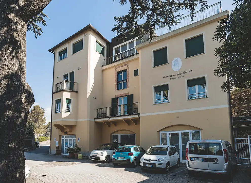 Hospice di Albaro della fondazione Gigi Ghirotti. Nella immagine un edificio di tre piani, in mezzo al verde e ben curato.