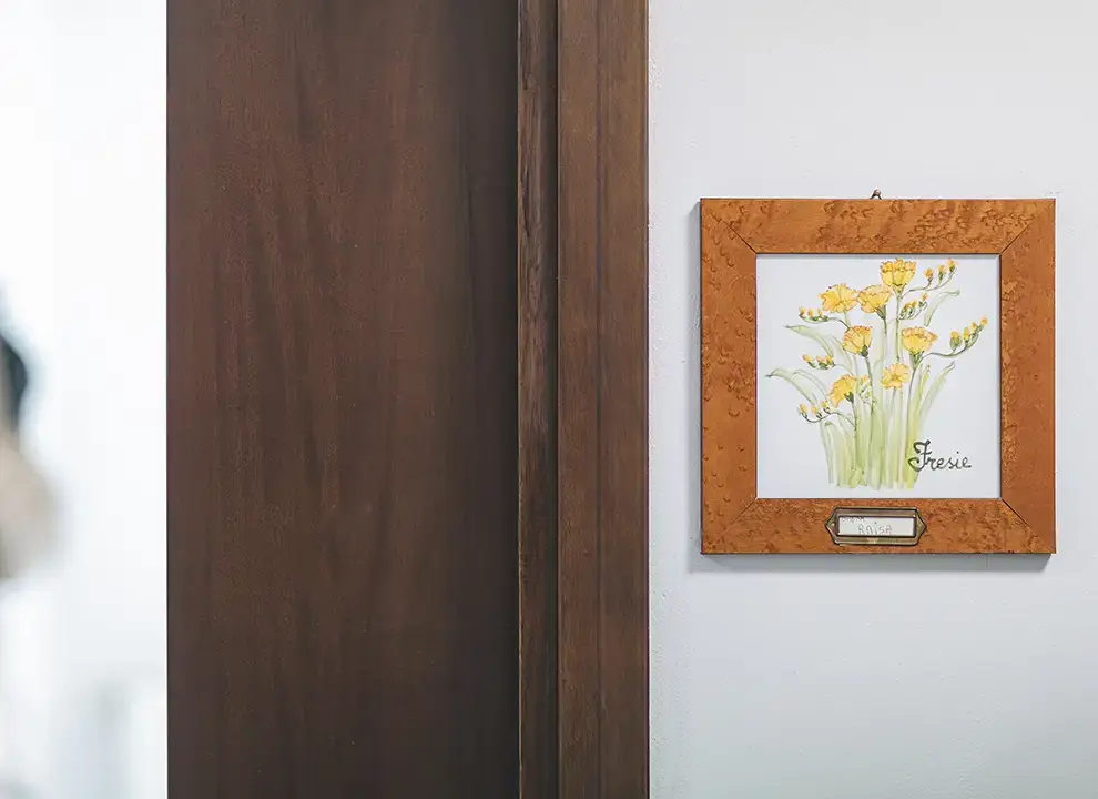 Uno degli ospiti del centro ha personalizzato la sua stanza con un piccolo quadro appeso alla parete.