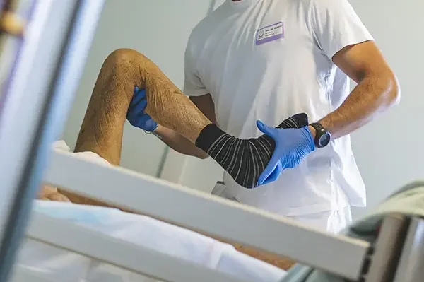Un fisioterapista della fondazione Gigi Ghirotti presta le cure ad un paziente.
