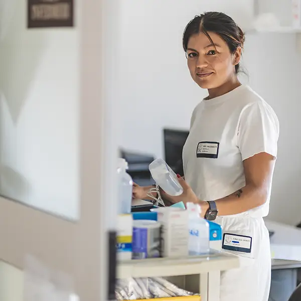 Una infermiera della fondazione al lavoro.