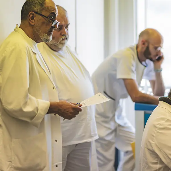 Medici palliativisti a consulto presso un paziente.
