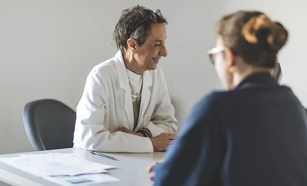 Dottoressa della fondazione Gigi Ghirotti e familiare dell'assistito, a colloqio negli studi dell'hospice.