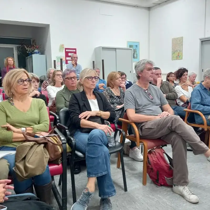 Corso di formazione dei volontari affollato ad una delle lezioni presso la fondazione Gigi Ghirotti.
