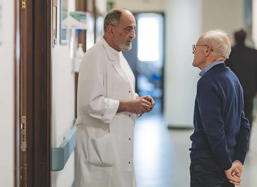 Dottore e paziente conversano nei corridoi di uno degli hospice.