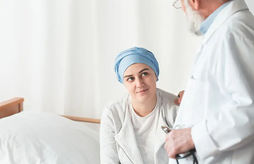 Medico parla con una giovane signora malata in uno degli hospice.