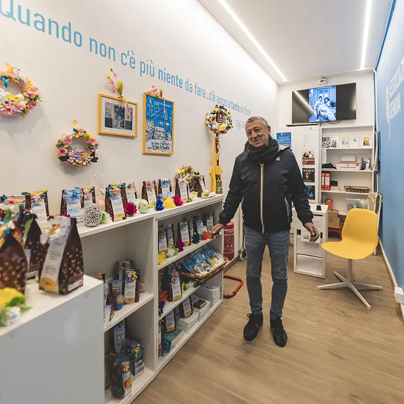 Volontario all'interno dell'info point della fondazione.