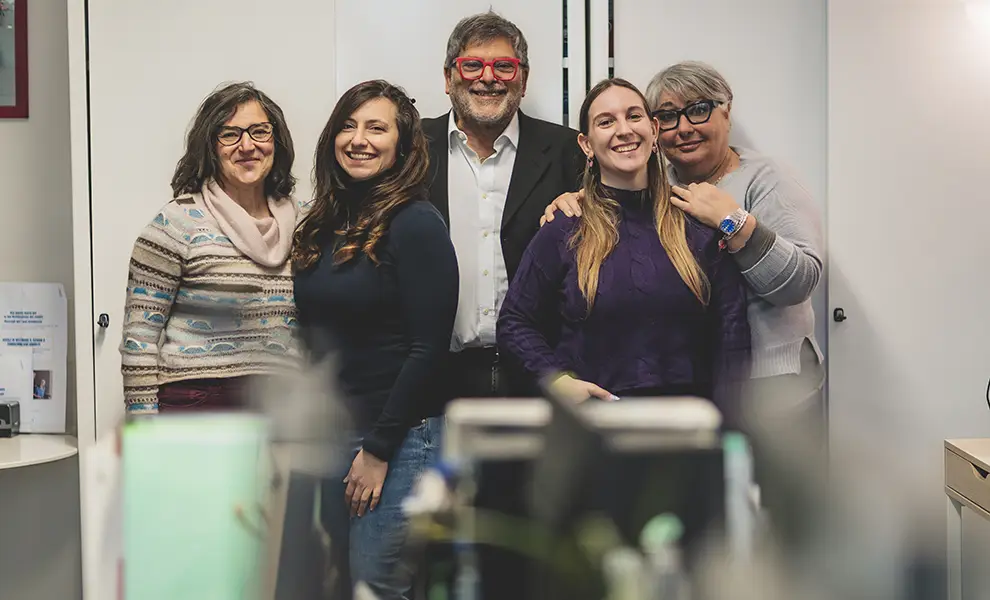 Foto di gruppo di 5 dei volontari della fondazione Gigi Ghirotti di Genova.