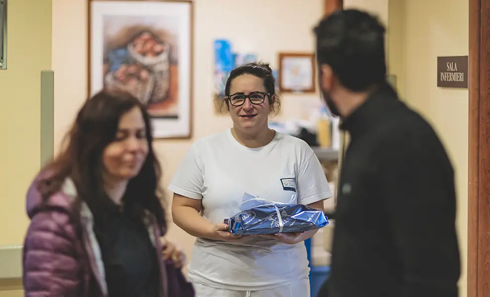 Due familiari di paziente assistito ringraziano con un dono una infermiera della fondazione.