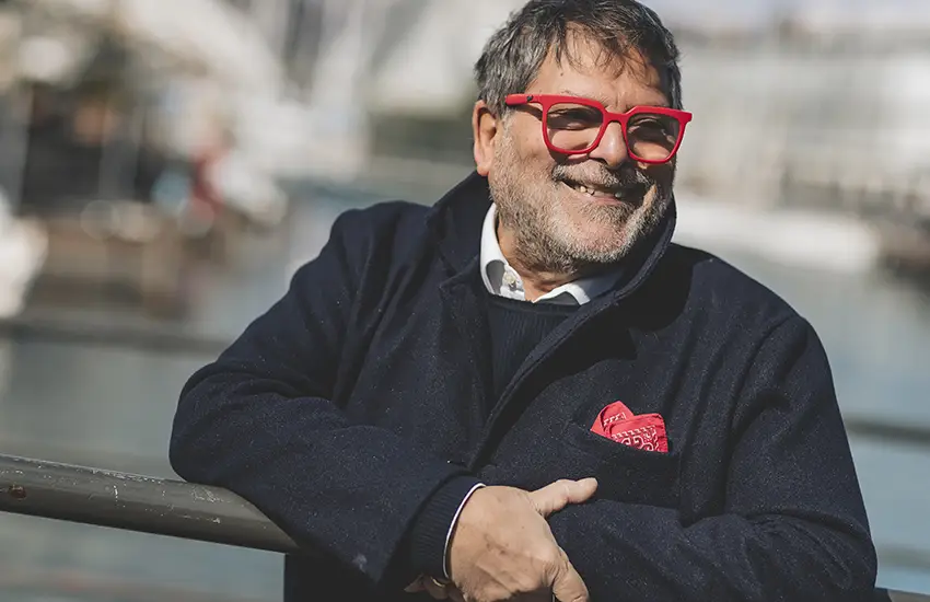 Maurizio Bosano, volontario e responsabile ufficio promozione della fondazione Gigi Ghirotti, ripreso davanti al porto di Genova.