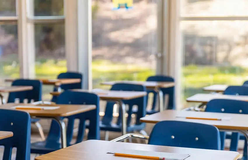 Banchi di scuola con sedie di colore blu.