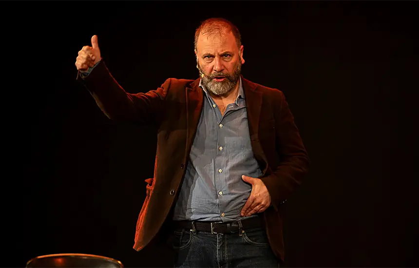 Attore principale durante lo spettacolo teatrale 'C'è Vita finché c'è Vita' per la fondazione Gigi Ghirotti di Genova.