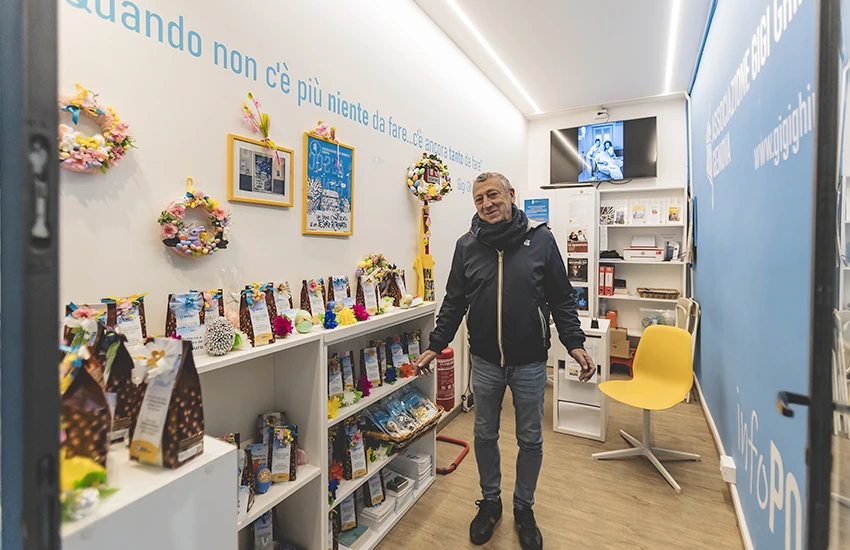 Un volontario della Fondazione Gigi Ghirotti Genova all'interno della sede dell'Info Point ci mostra la struttura