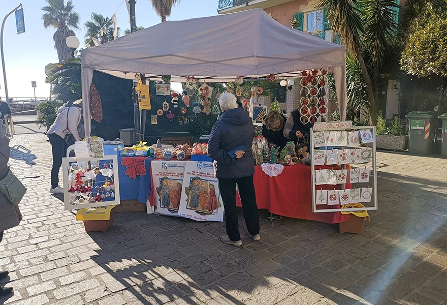 Uno stand della Fondazione con tanti oggetti fatti a mano dai volontari